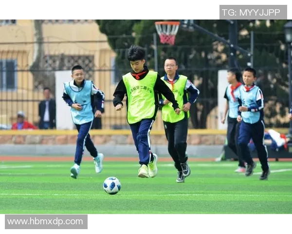 从绿茵场到解说席：退役足球明星转型为顶级解说员的背后故事