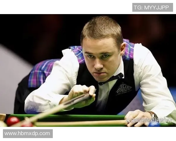 年轻白人足球球星崭露头角引领未来足坛风潮逐步成就传奇之路