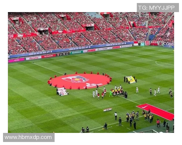 足球巨星小球场激情踢球展现不一样的足球魅力与街头技巧